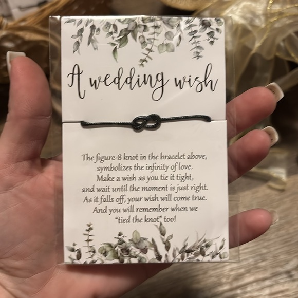 Baskets with bow and bubbles and basket with bow and bracelets - Picture 3 of 4